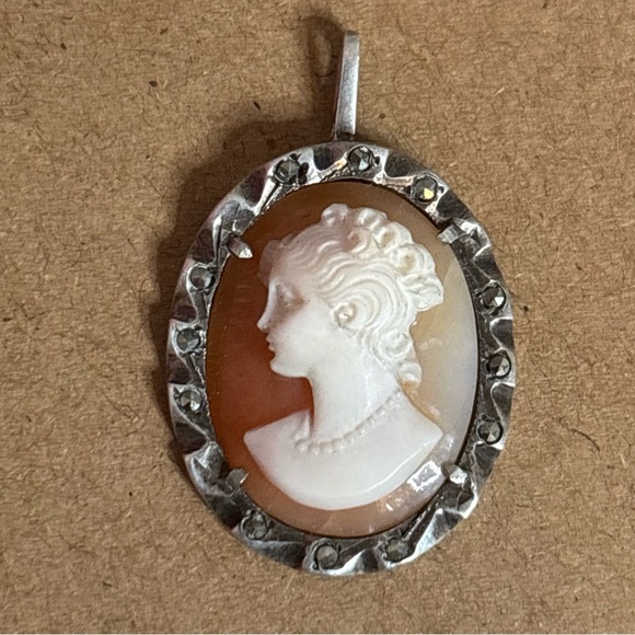 Elegant signed silver left facing shell cameo pendent - Picture 1 of 9